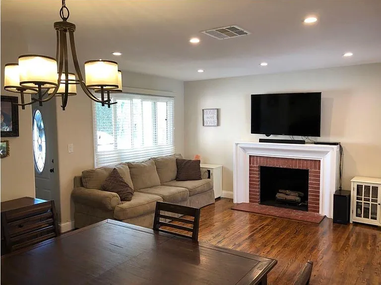 1021 W Acacia Ave — Photo 4