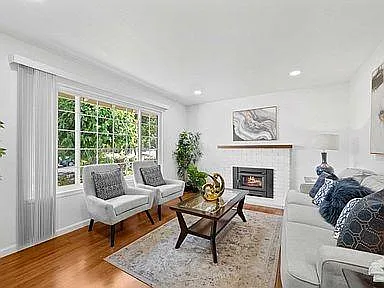 4 bed, 1345 sqft, $4,895 — Photo 2