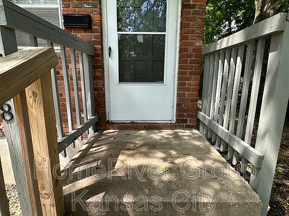 3rd image of 518 E Short Ave