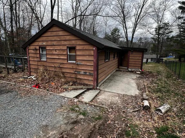 15 3rd St, Hawley, PA 18428