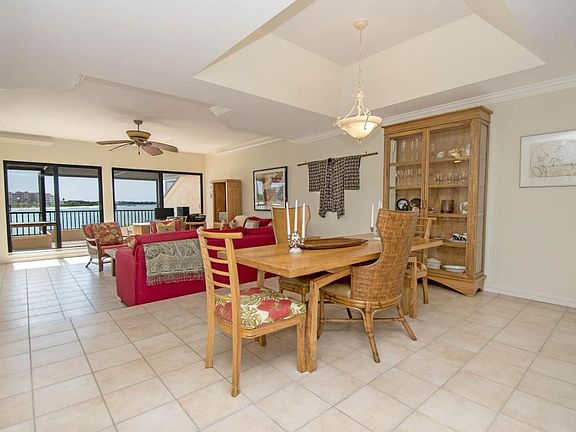 5th image of 410 La Peninsula Blvd #410