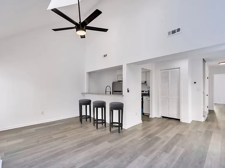 3801 Buchanan Dr — Photo 3