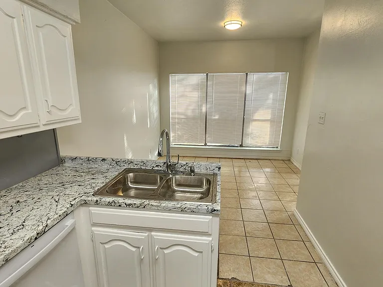 429 Benjamin St — Photo 7