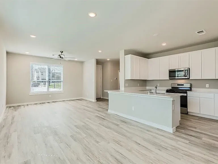 2404 Freshwater Ln — Photo 2