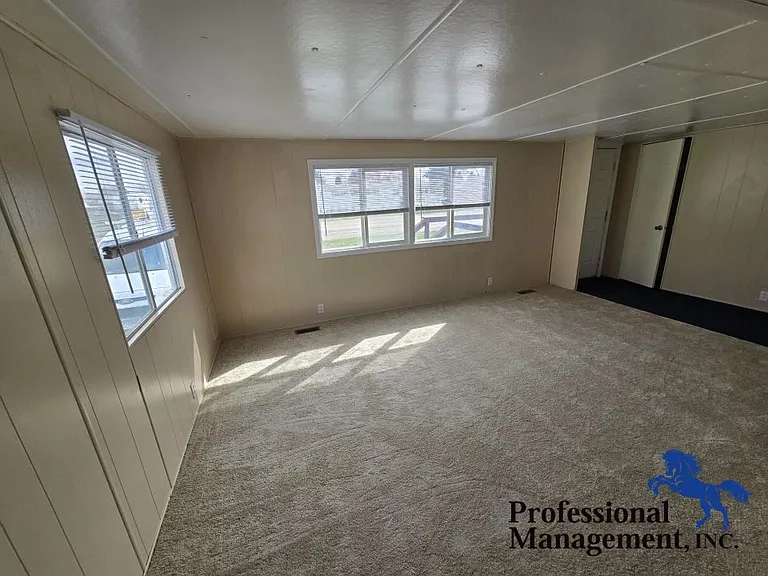 819 Heights Ln — Photo 2