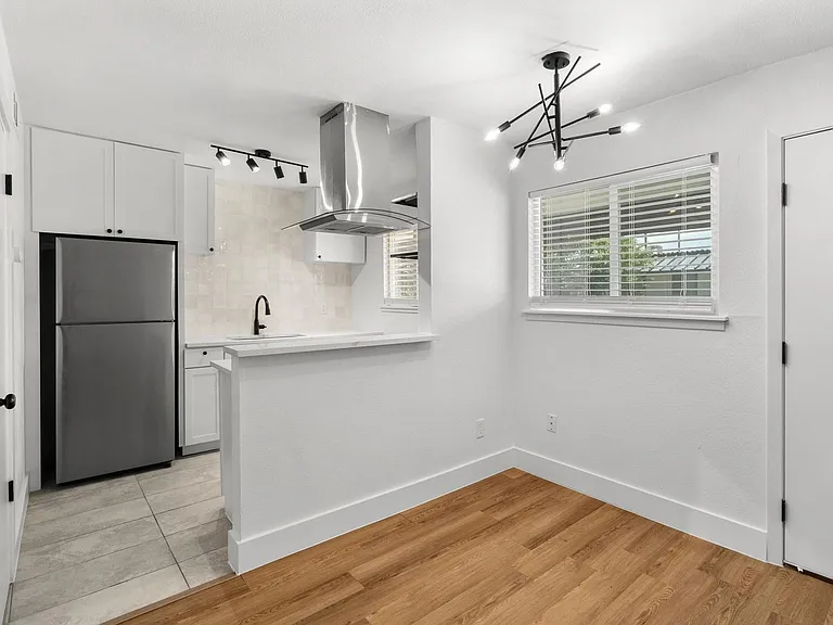 CrestHaus Apartments — Photo 9