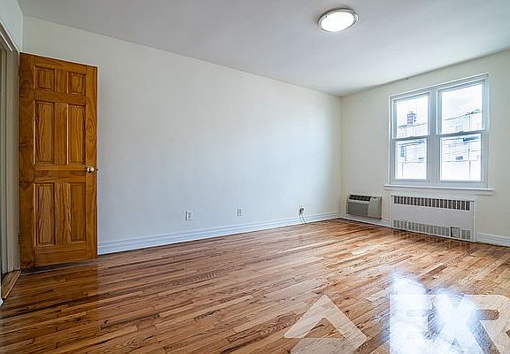 5th image of 1852 Burnett St #30A