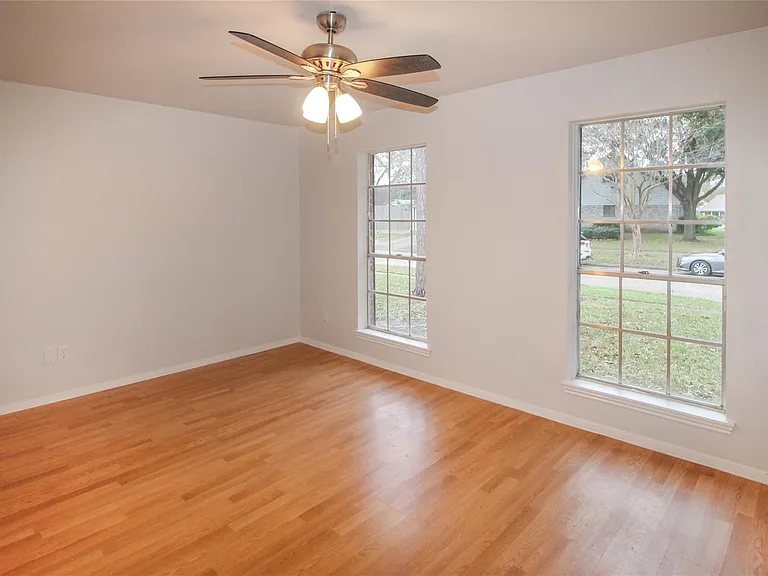10534 Huntington Wood Dr — Photo 20