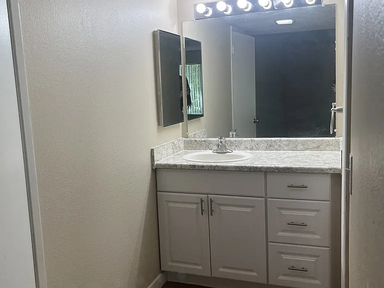 Glenbrook Apartments — Photo 28