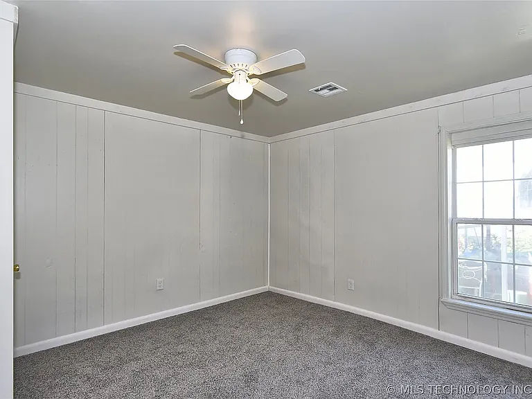 535 E Oak St — Photo 12