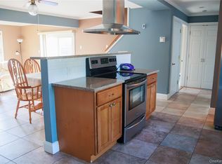 40 Tanager Ln, Levittown, NY 11756