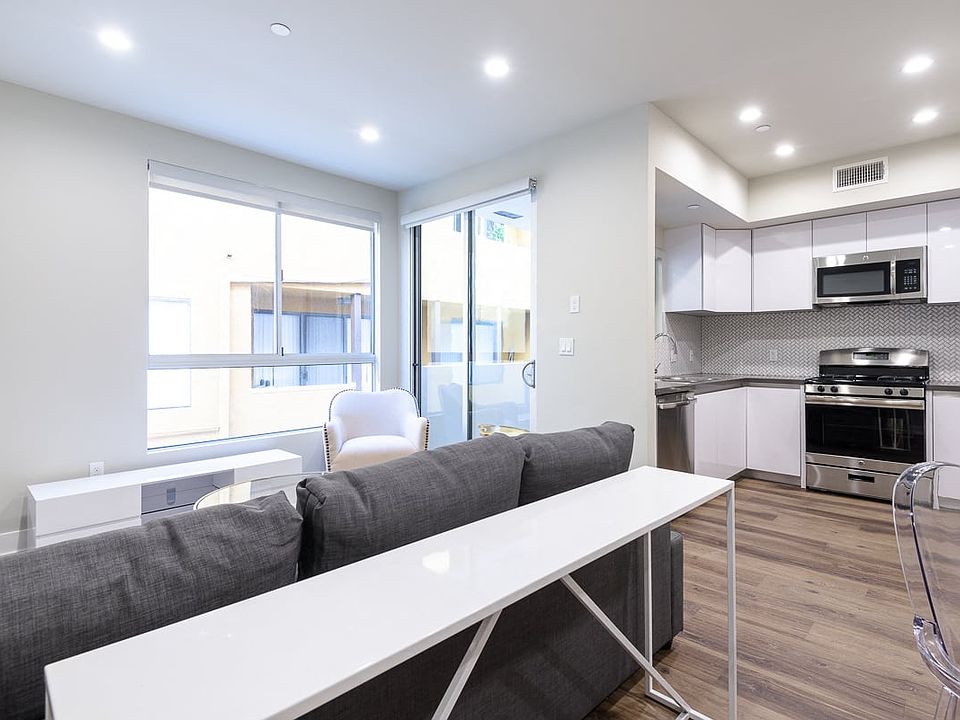 1st image of 838 N Hudson Ave APT 303