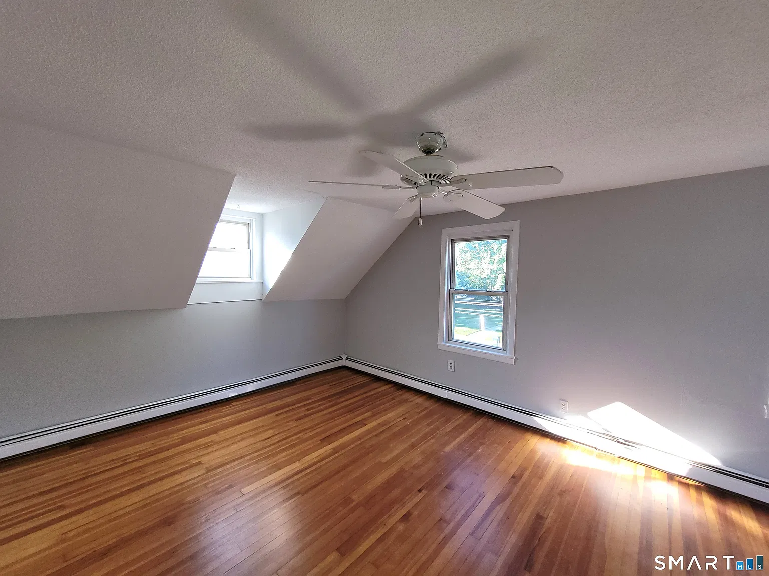 3 bed, 1.0 bath, 948 sqft, $2,100 — Photo 2