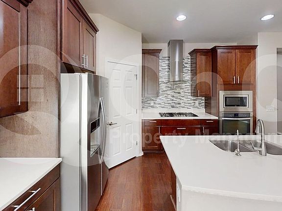 3rd image of 1015 W Spur Dr