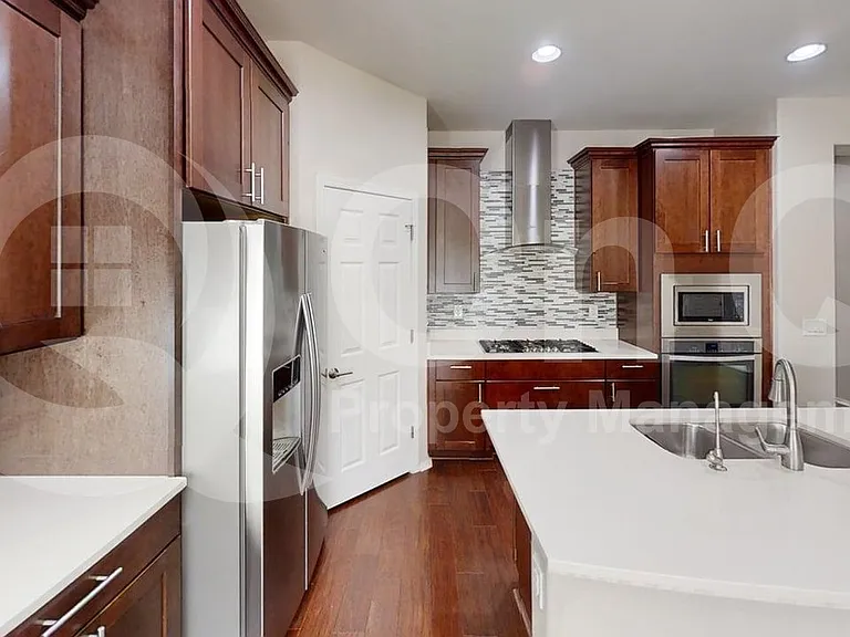1015 W Spur Dr — Photo 3