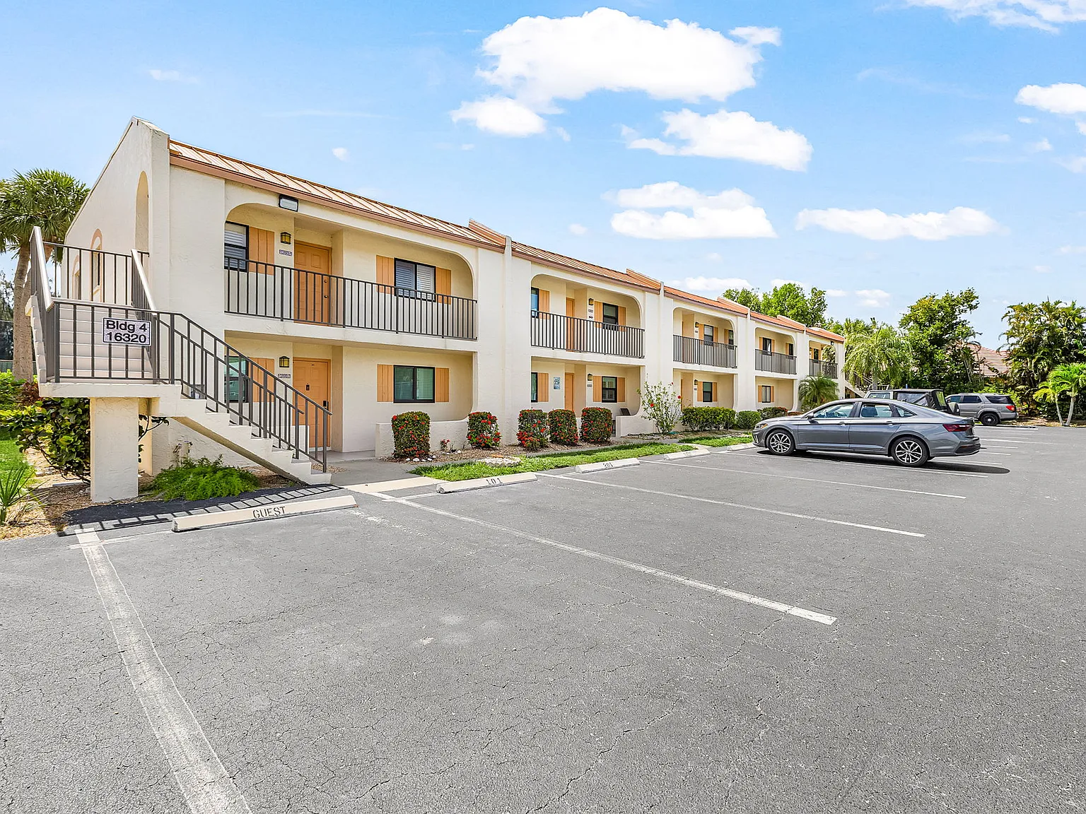 2 bed, 892 sqft, $2,100 — Photo 3