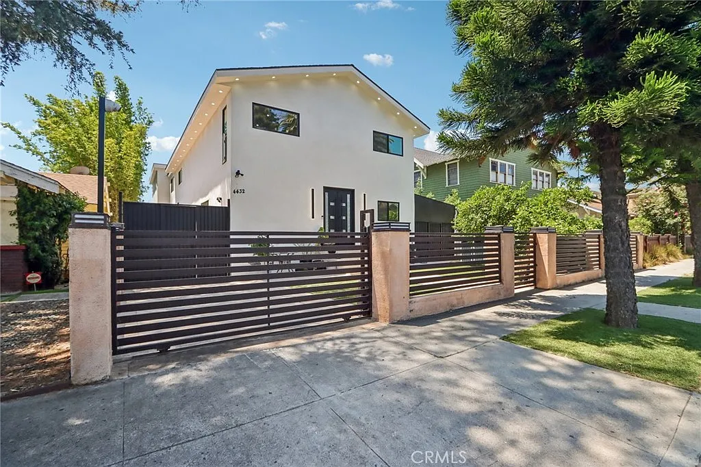 6 bed, 8.0 bath, 4423 sqft, $20,000 — Photo 2
