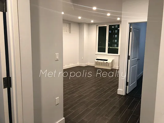 Rented by Metropolis International Realty Inc. | media 6