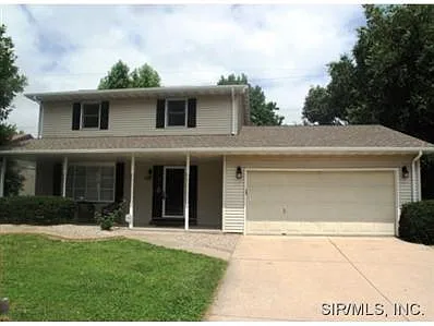 905 Chancellor Dr photo 1