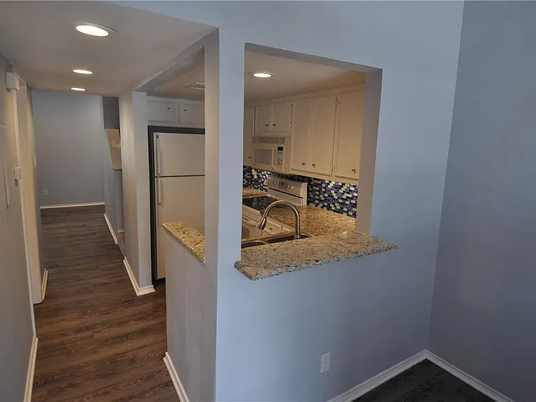 706 W 22nd St #305 — Photo 9