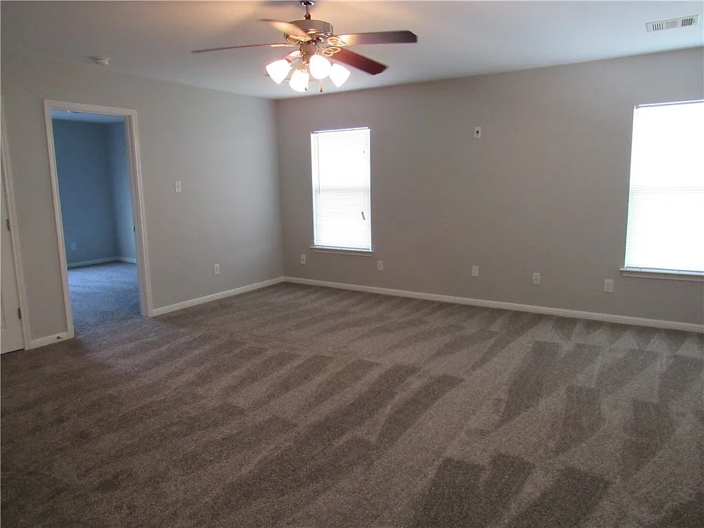 Spacious 4/2.5/2 two story home! — Photo 3