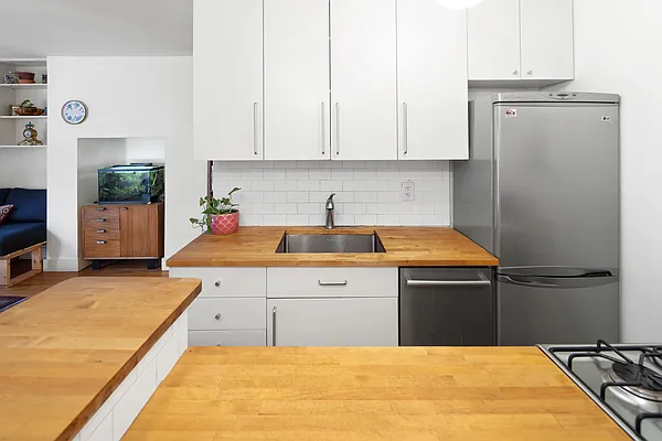 Sold by Realty Collective | media 5