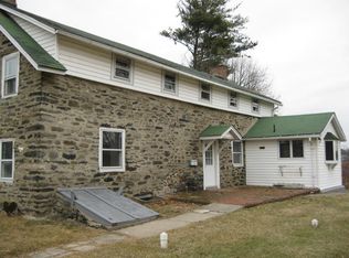 17 1st St #1, Matamoras, PA 18336