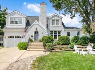 8 Mohawk Dr, Clarendon Hills, IL 60514