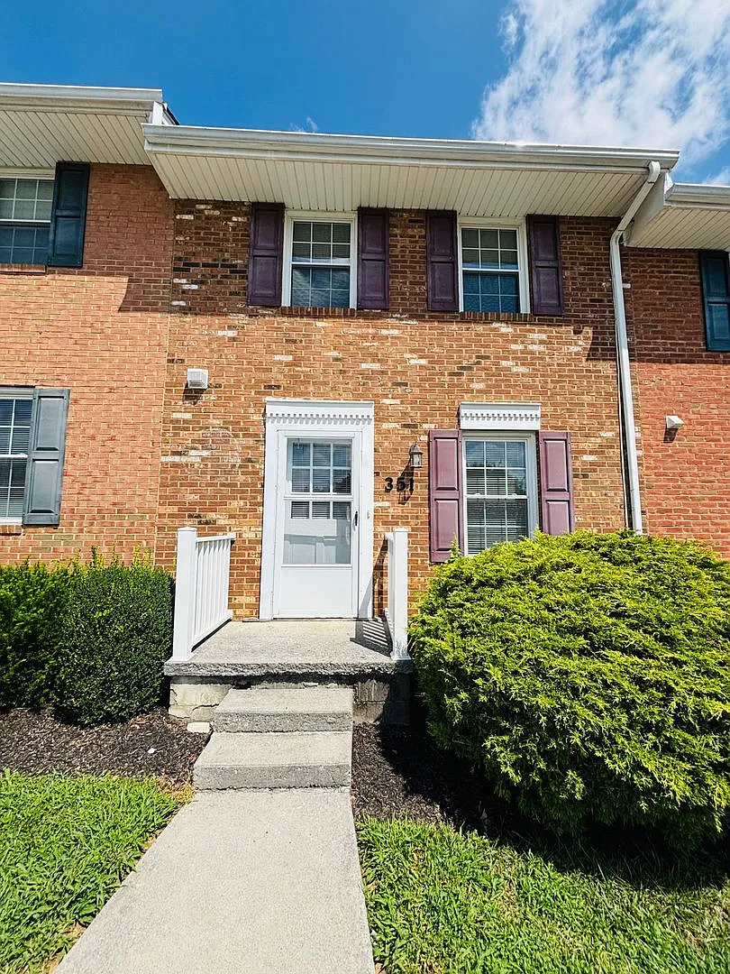 2 Bedroom, 1.5 Bath Townhouse — Photo 2