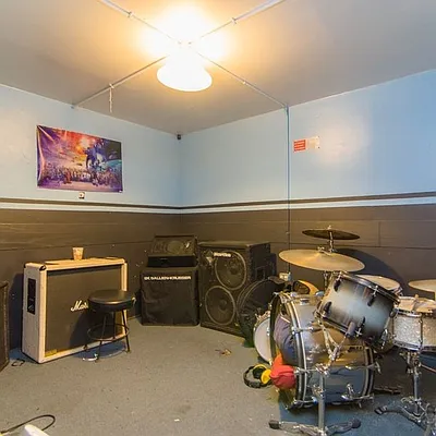 Rented by Nooklyn NYC LLC | media 34