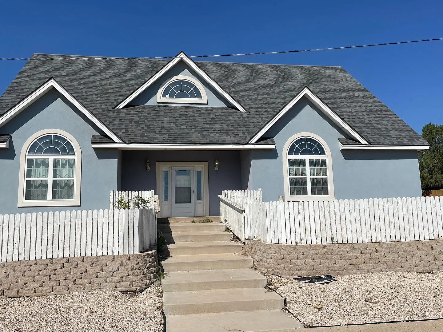 Large home with bonus room in Enchanted Lands Area! — Photo 1