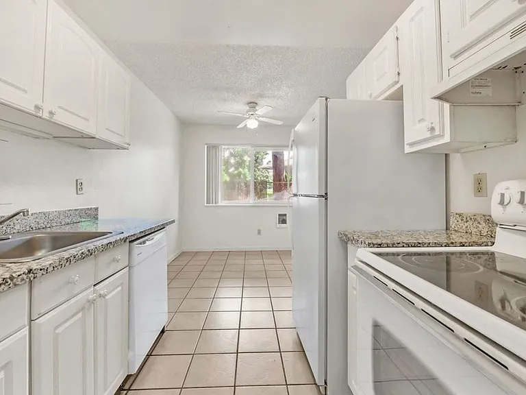 Aurora Park Apartments — Photo 2