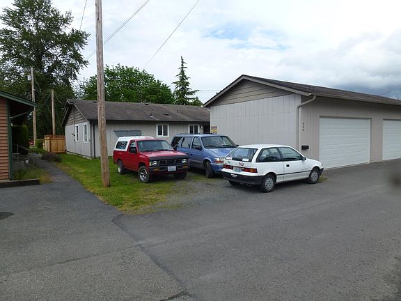 Rear outside 2 car parking