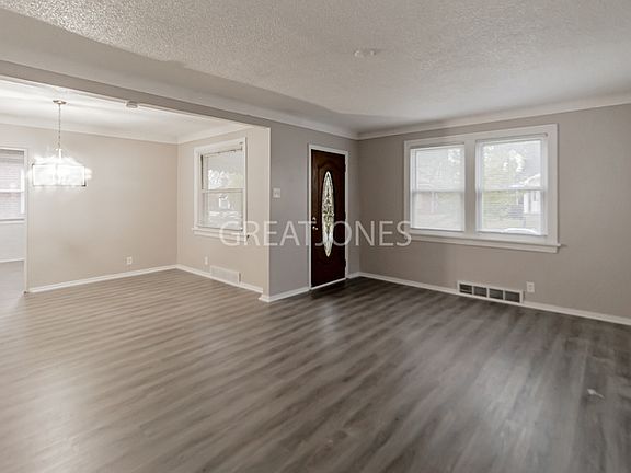 3rd image of 3831 Oakridge Blvd