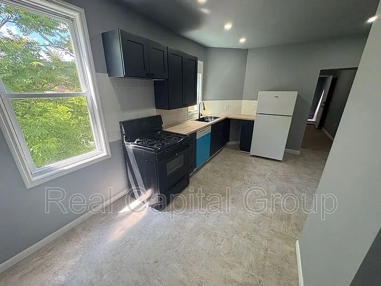44 Alexander St #3 — Photo 8