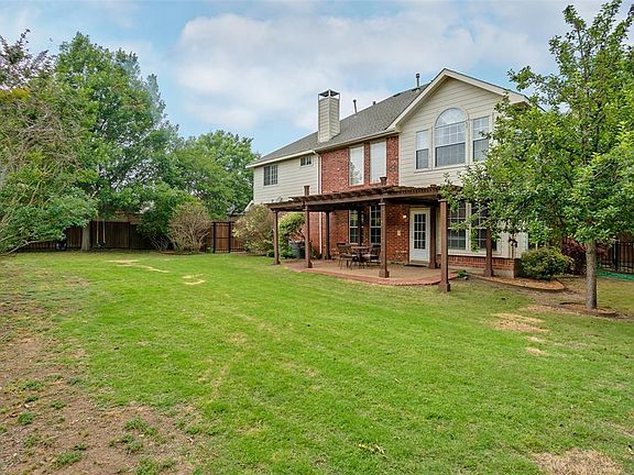 3rd image of 122 Carolyn Ln