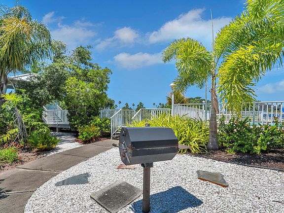 4th image of 921 Waterside Ln