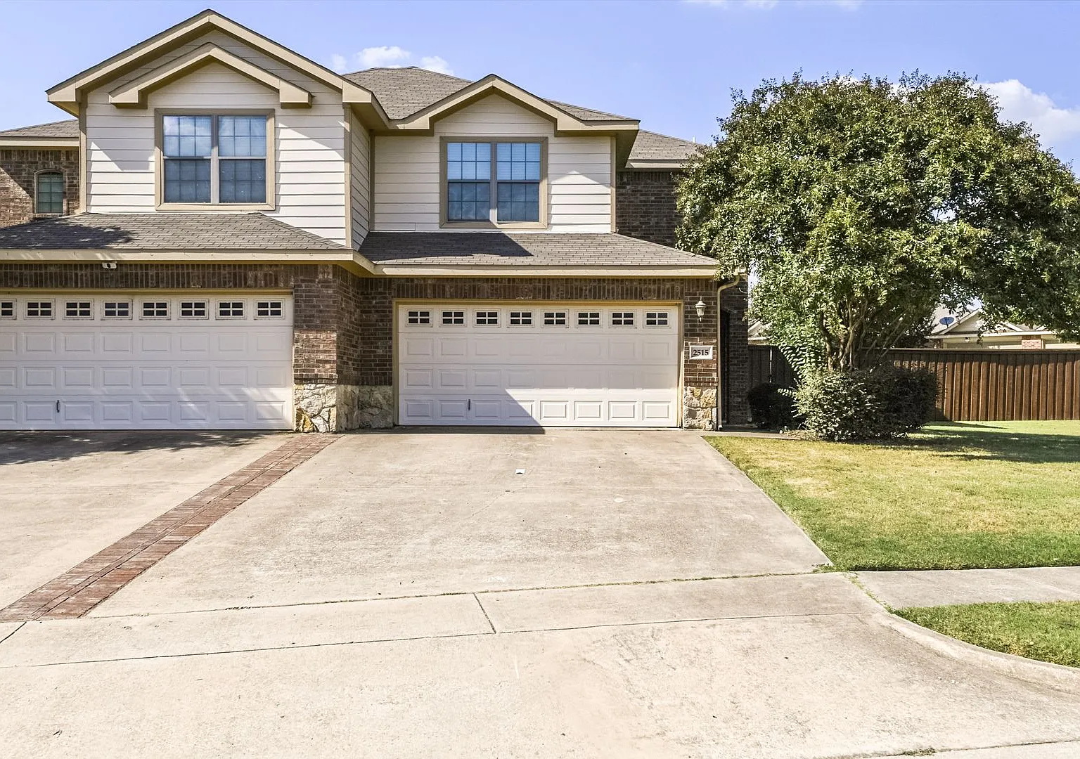 Beautiful 3 Bedroom, 2.5 Bath duplex located in Woodland Estates! — Photo 1