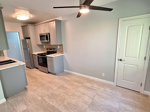 3rd image of 13955 Oxnard St #1B-1Ba