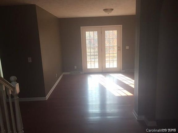3rd image of 192 Seekirk Dr