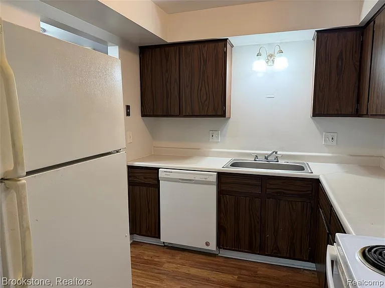 23600 Kelly Rd #6 — Photo 2