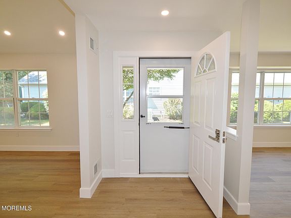 5th image of 2898 Lenox Street