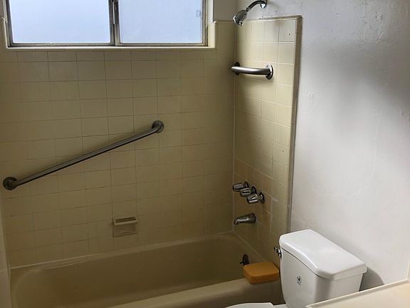 3rd image of 1389 W 39th St APT 3