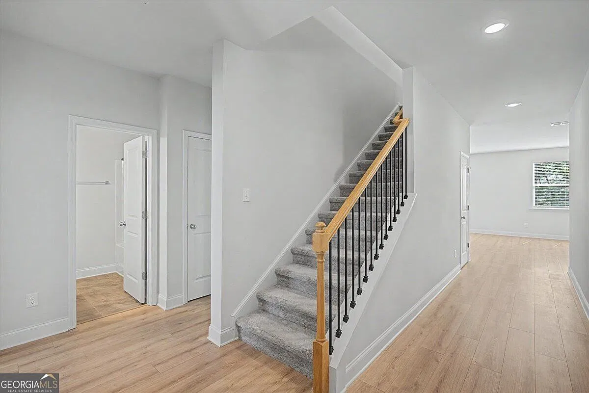 5 bed, 4.0 bath, 2615 sqft, $2,350 — Photo 4