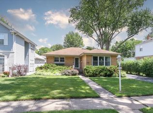831 S Mitchell Ave, Arlington Heights, IL 60005
