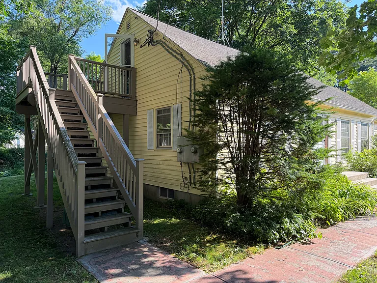 51 Pilgrim Dr #B — Photo 1