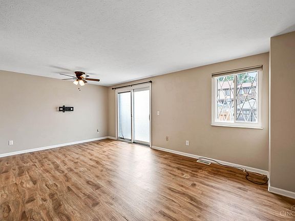 5th image of 7458 Saxony Dr