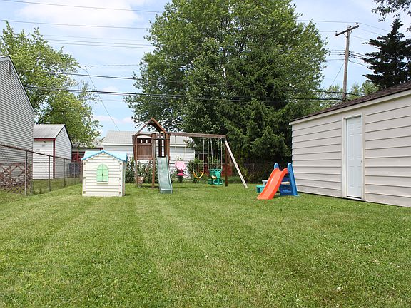5th image of 32758 Parkwood St