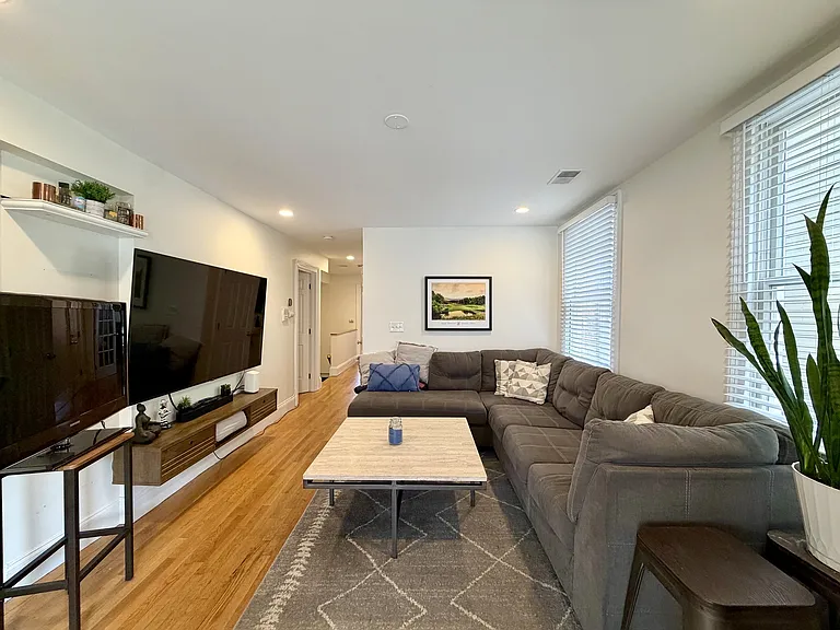521 E 2nd St #1 — Photo 5