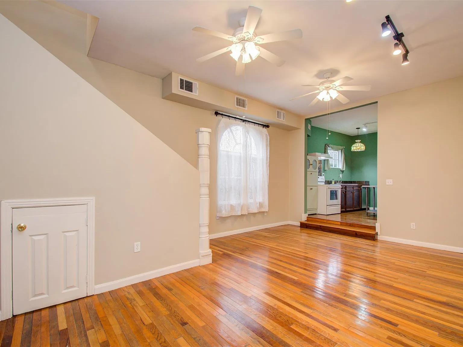 2 bed, 1.5 bath, 1207 sqft, $1,700 — Photo 2